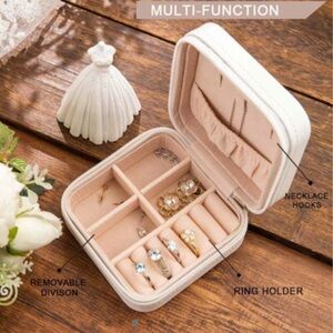 Personalized travel‎ jewelry box for an Alice